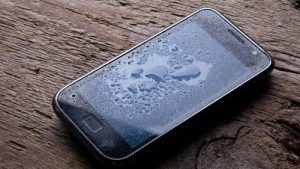 خیس شدن موبایل علت خاموش شدن گوشی